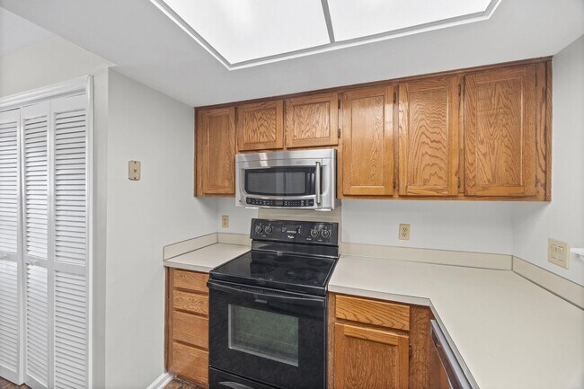 Building Photo - Light and bright 2-primary suite, 2-bath condo in Firethorne of Charlotte.