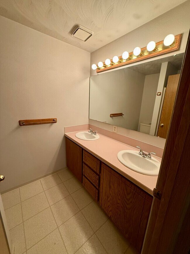 Building Photo - 3 bed 2 bath single family home in Nampa c...