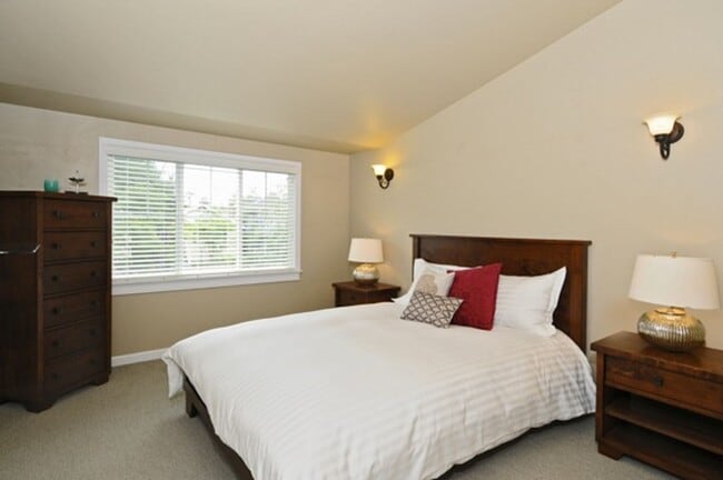 Building Photo - 2Bd/1.5Ba Seattle Townhome