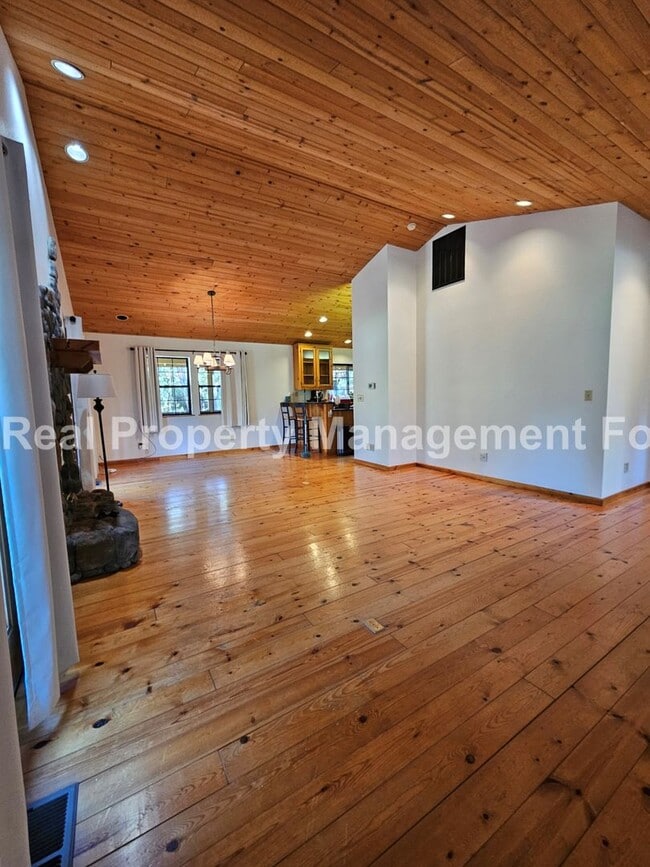 Building Photo - Charming 1-Bedroom Retreat in Desirable Ch...