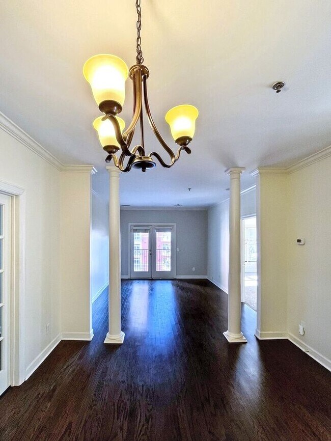 Building Photo - Lovely 1 Bed & 1.5 Bath Condo in Nashville...