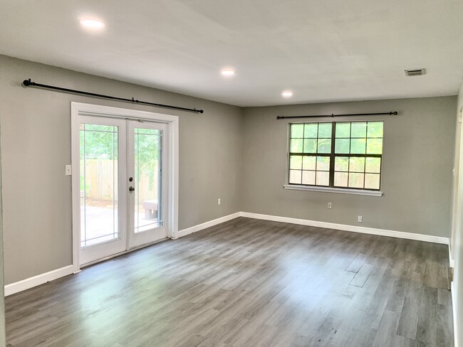 Building Photo - 317 Somerset Dr