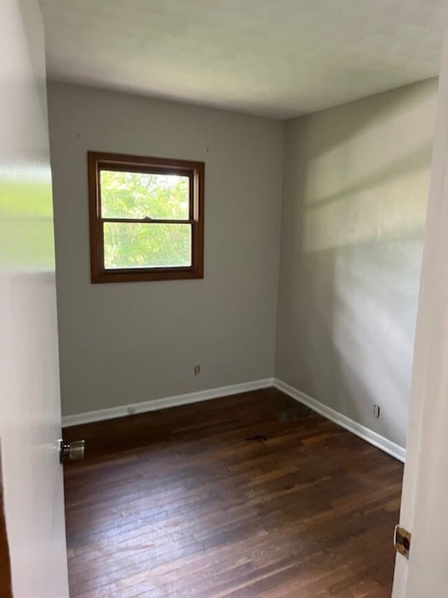 Building Photo - 3 bedroom, 1 bath Home: Located in Elletts...