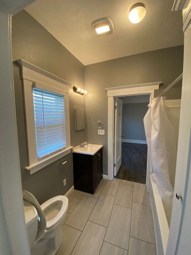 Building Photo - Gorgeous 2BR/1BA Home in Temescal, Great N Oakland Location