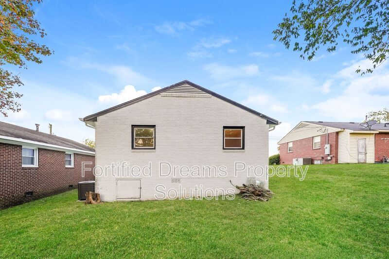 Building Photo - 1615 Eastwood Ave