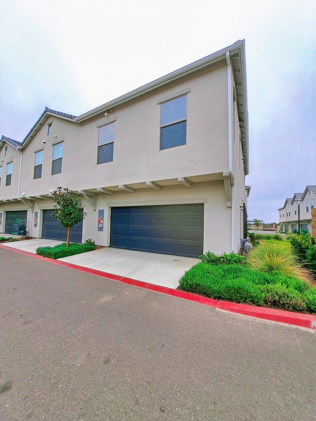 Building Photo - Experience Comfort and Style in This Venet...