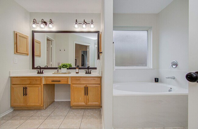 Building Photo - 7211 Crescent Mills Dr