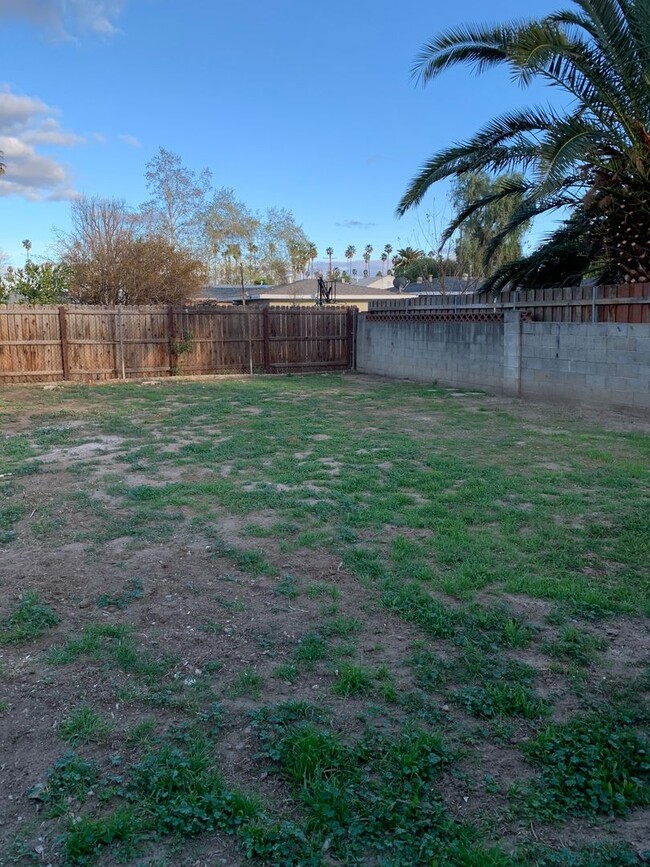 Building Photo - 2+1 w/backyard + detached bonus space - id...