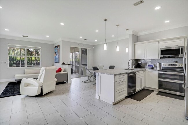 Building Photo - 6047 Seminole Gardens Cir