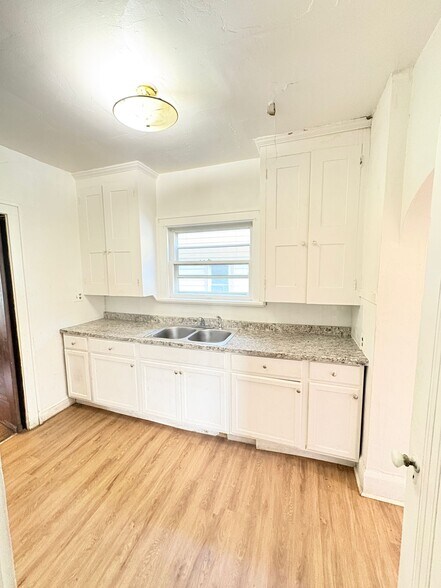 Building Photo - 1907 Oakwood Ave