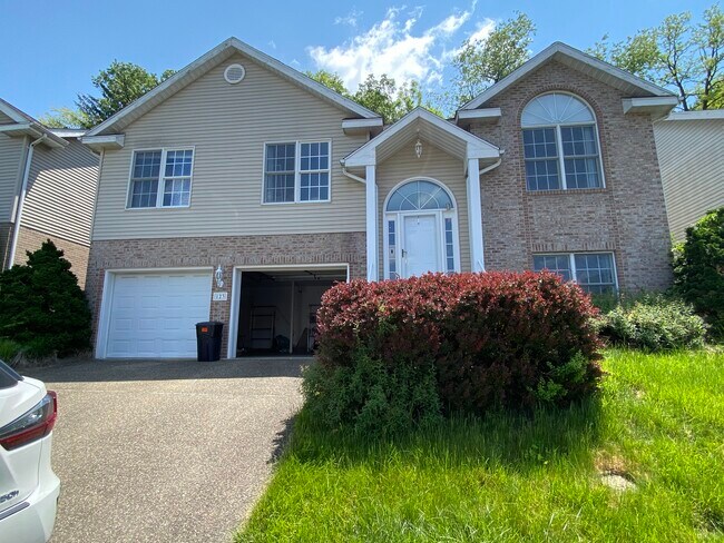 Building Photo - 123 Cobblestone Cir