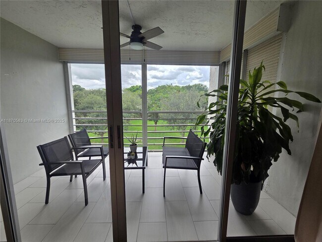 Building Photo - 9410 Poinciana Pl