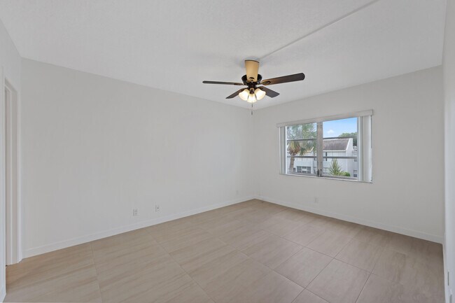 Building Photo - 2840 SW 22nd Ave