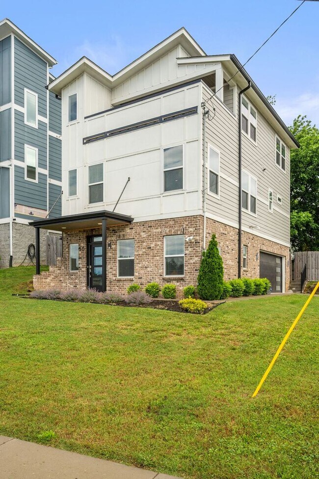 Building Photo - Charlotte Park Home