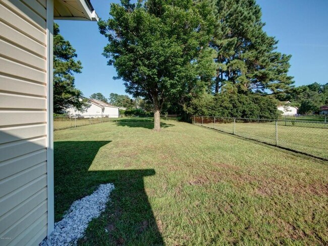Building Photo - 114 Pine Crest Dr