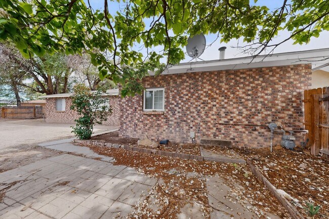 Building Photo - 1846 Henry Cir SW