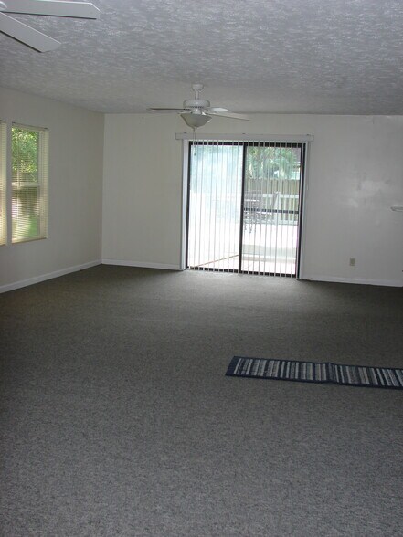 Large Carolina room w/ heat & AC - 1847 Gibson Ave