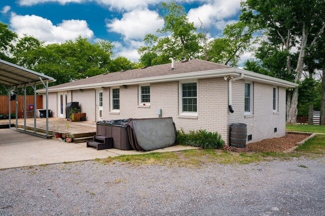 Building Photo - 864 Greenwood Rd