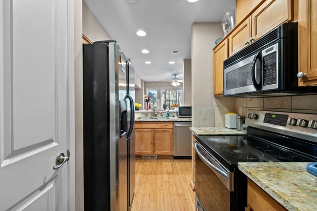 Building Photo - Beautiful 3 bedroom townhome
