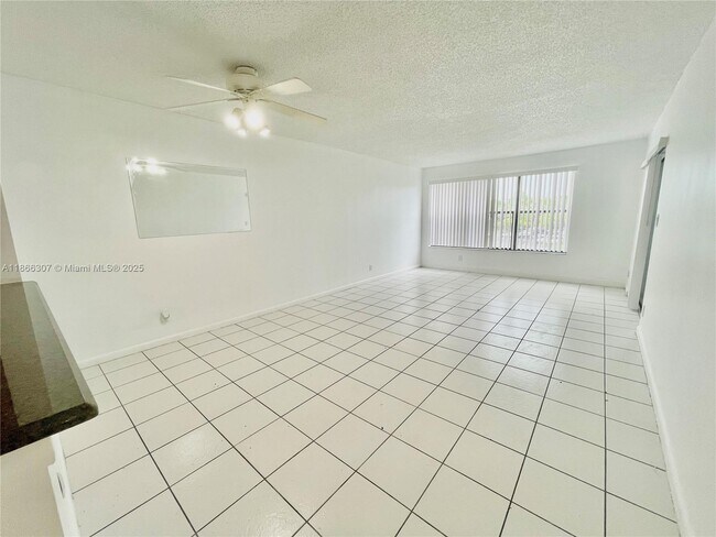 Building Photo - 2320 S Cypress Bend Dr
