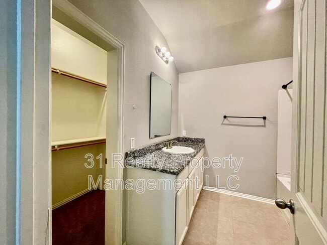 Building Photo - 3115 N Hickory St