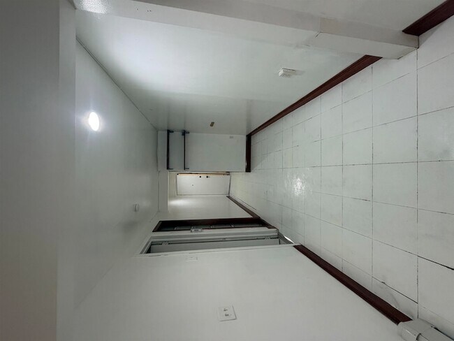 Building Photo - 374 Cator Ave