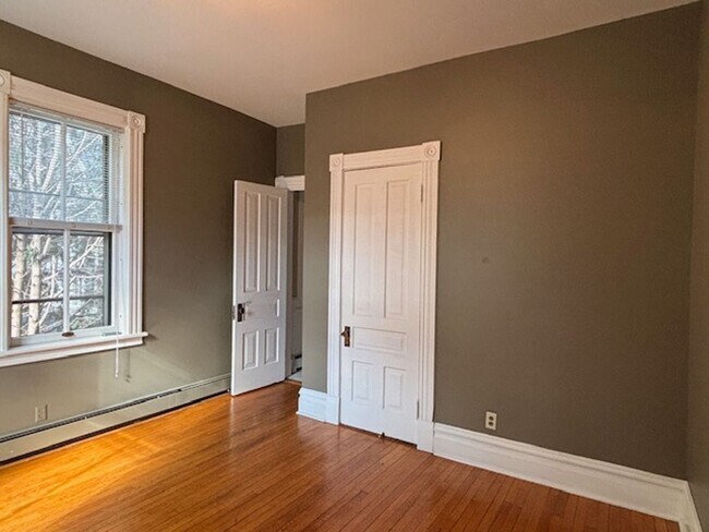 Building Photo - 462 Holly Ave