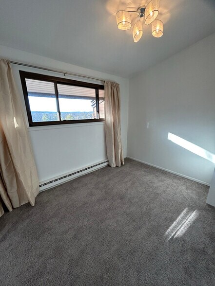 Building Photo - 10 Ridgedale Dr