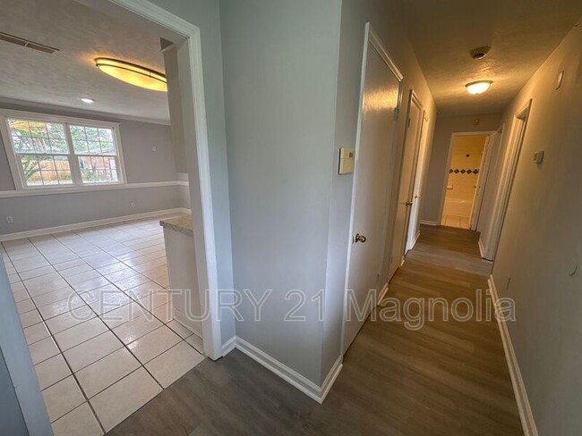 Building Photo - 3346 Ravenwood Dr