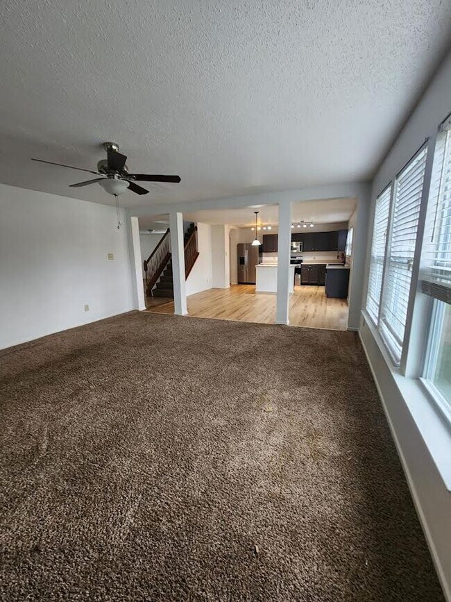 Building Photo - Lovely 4br/ 2.5 bath Single family home Ne...