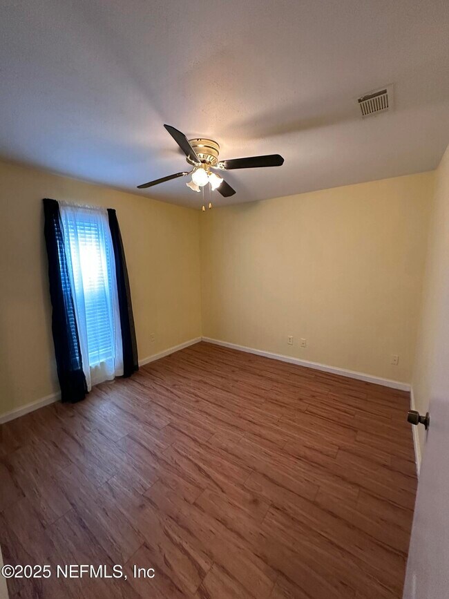 Building Photo - 1855 Alberta Ct N