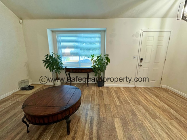 Building Photo - Welcoming Multi-Level Home for Rent in Wes...