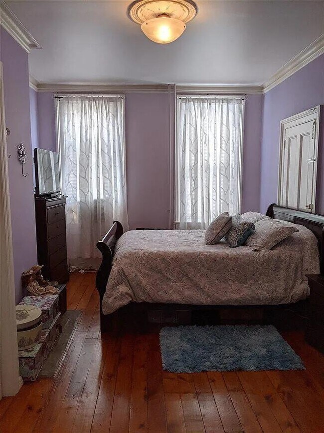 Building Photo - 41 Hutton St