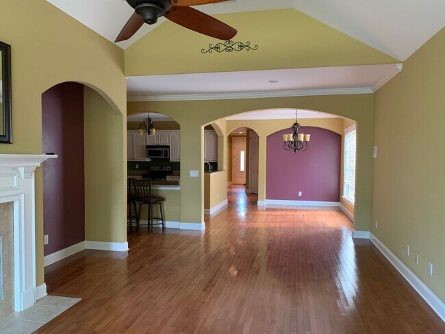 Building Photo - 136 Nickolas Cir