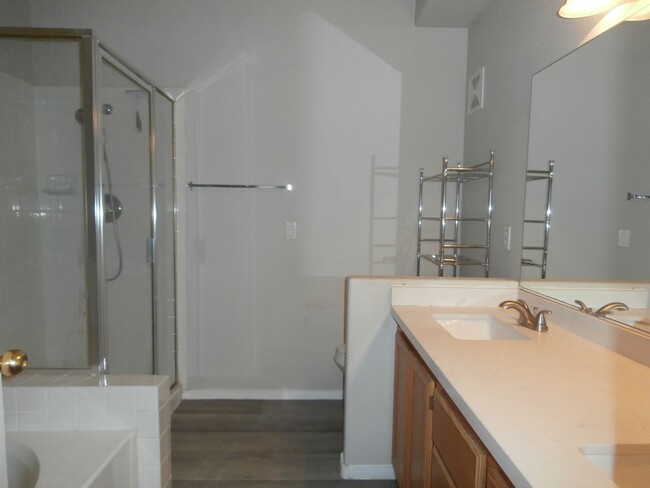 Building Photo - Charming Condo in Henderson!