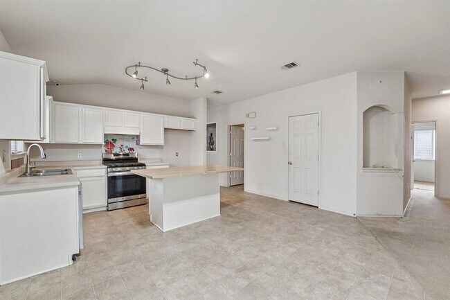 Building Photo - 1724 Darjeeling Dr