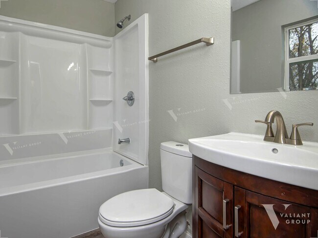 Building Photo - Spacious 4-Bedroom, 3-Bath Home for Rent i...
