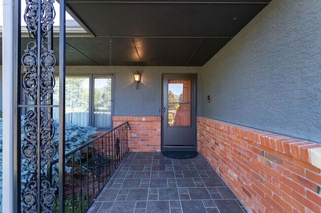 Building Photo - Ranch Style Home Located inside Kissing Camels!