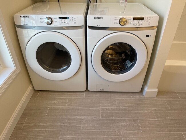 Building Photo - 1093 Main St