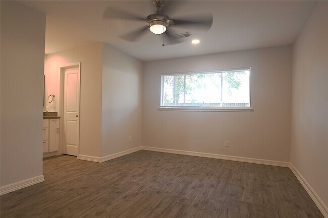 Building Photo - 9243 Friendship Rd