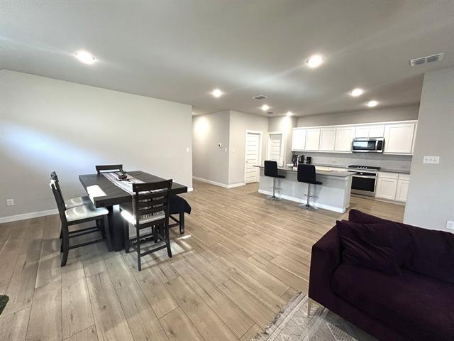 Building Photo - 4913 Pebblewood Dr