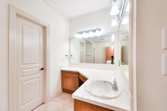 Building Photo - 845 Rosine St