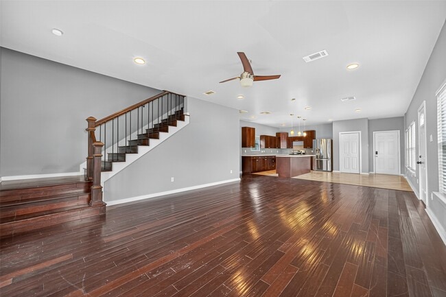 Building Photo - 146 Disney St