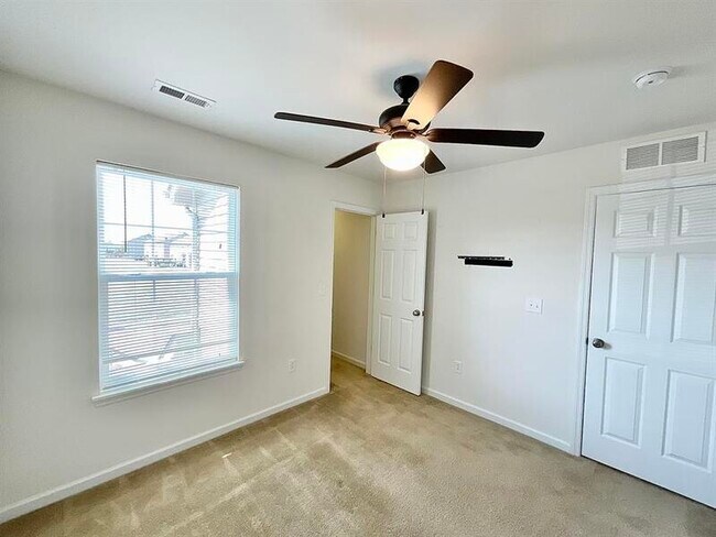 Building Photo - 830 Harbor Woods Dr