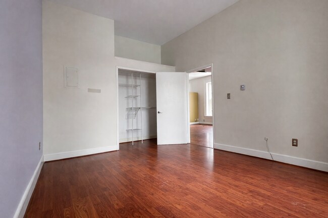 Building Photo - Pet Friendly 1 Bedroom Plus Den For Rent - Near Betty's, Close to Downtown!