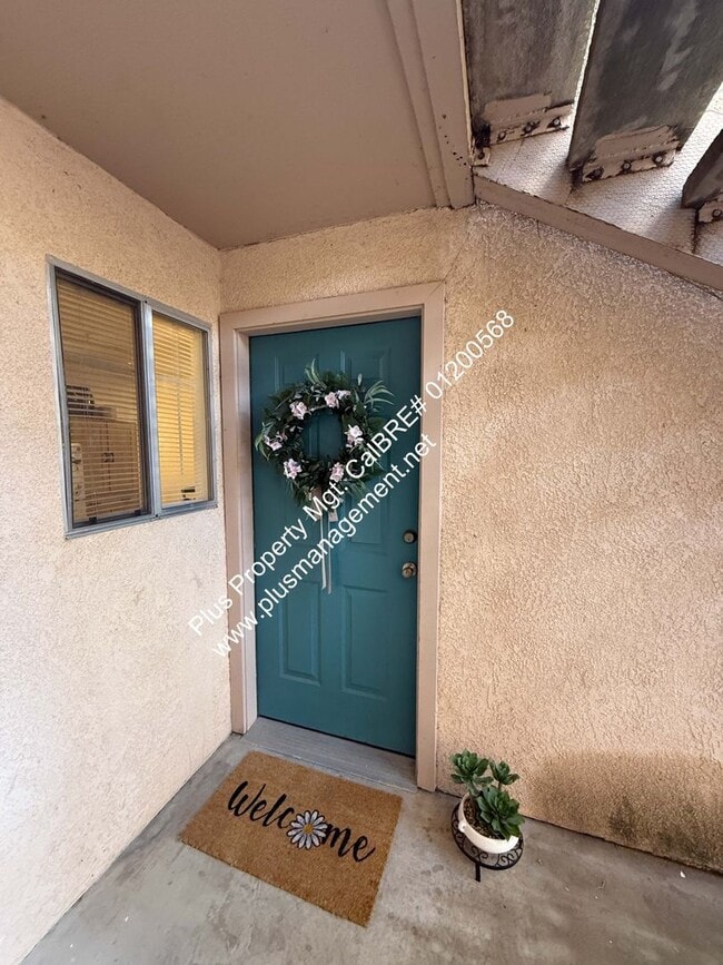 Building Photo - Downstairs Condo Located in the Gated Community of Las Palmas