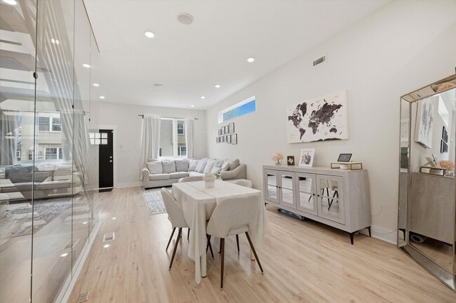 Building Photo - Detached Luxury 4BR/3B Retreat with Skyline Rooftop Deck, Wet Bars, Driveway & Massive Yard