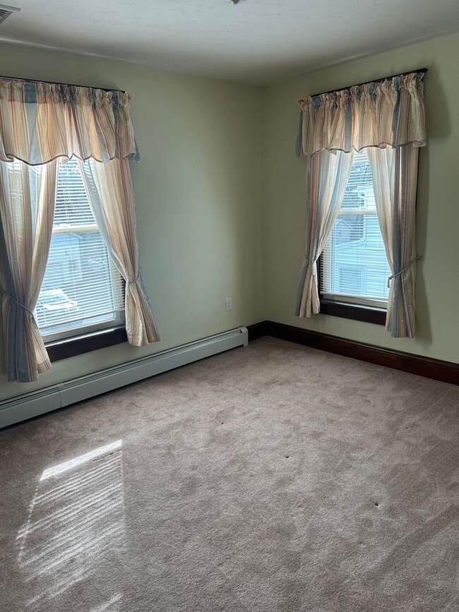 Building Photo - 3 Bedroom, 1.5 bathroom Home with 2-Car Garage!!