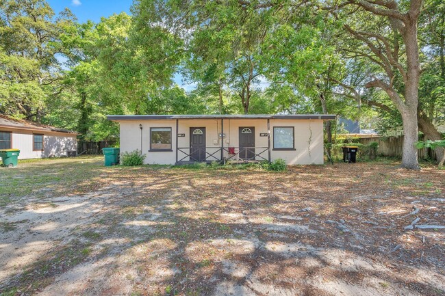 Primary Photo - Charming Duplex in Niceville!