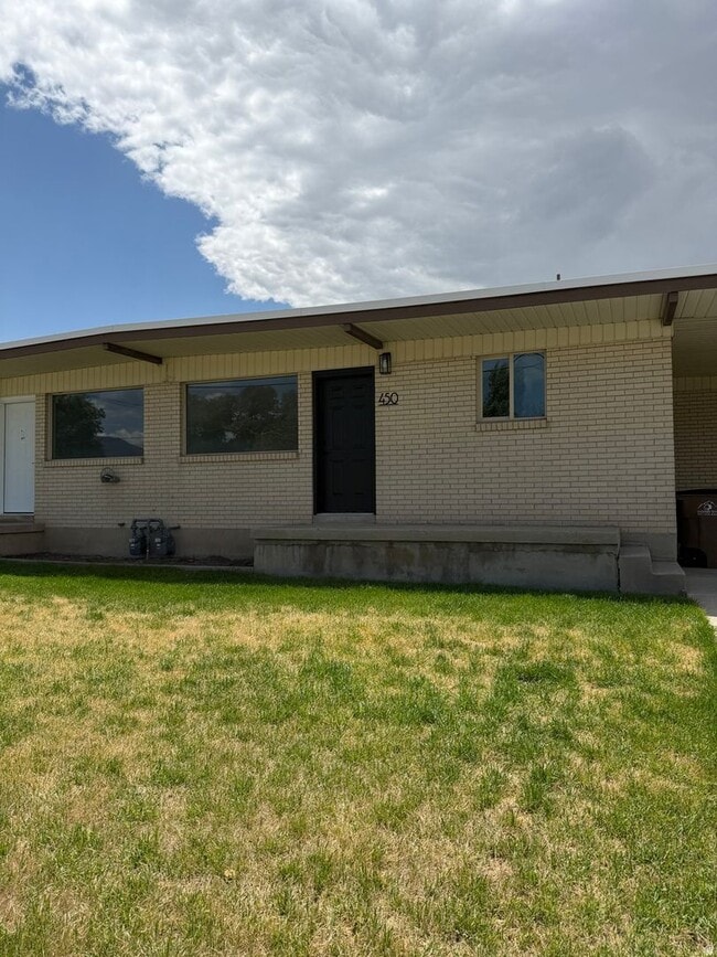 Building Photo - Modern & Updated Living in the Heart of Draper